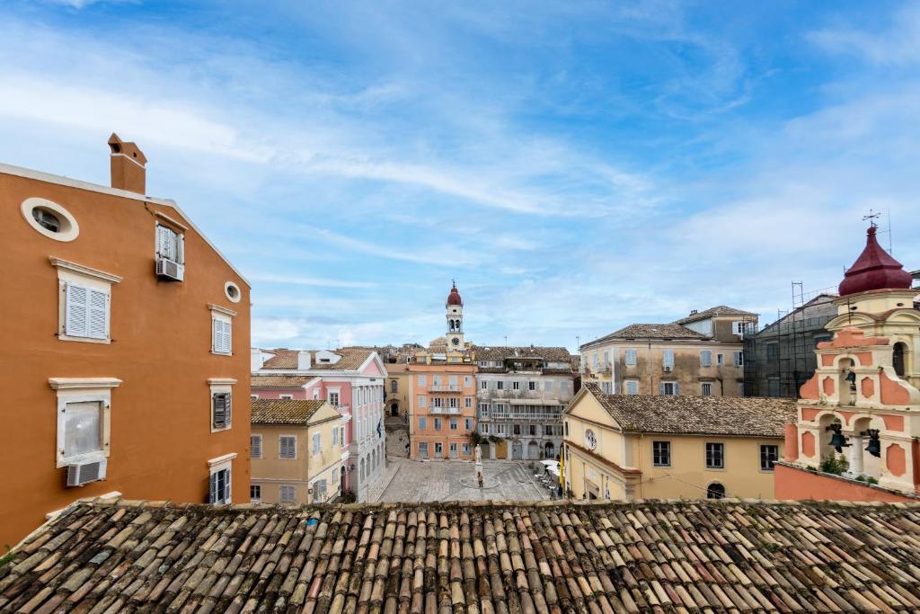Nespecifikovaný výhled na destinaci Korfu nebo výhled na město při pohledu z apartmánu