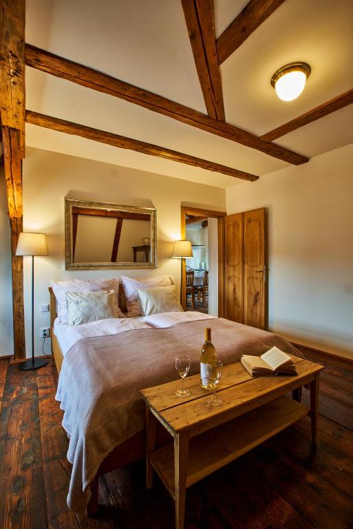Baroque chaplain house Kaplanka 1796 A. D. - historical luxury apts in Bohemian Paradise - Apartamento - Nível De Divisão