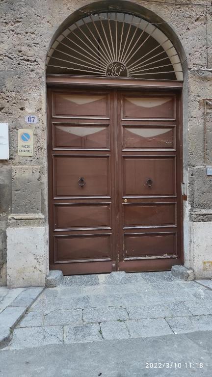 eine große Holzgarage in einem Steingebäude in der Unterkunft Le stanze di Bianca in Palermo