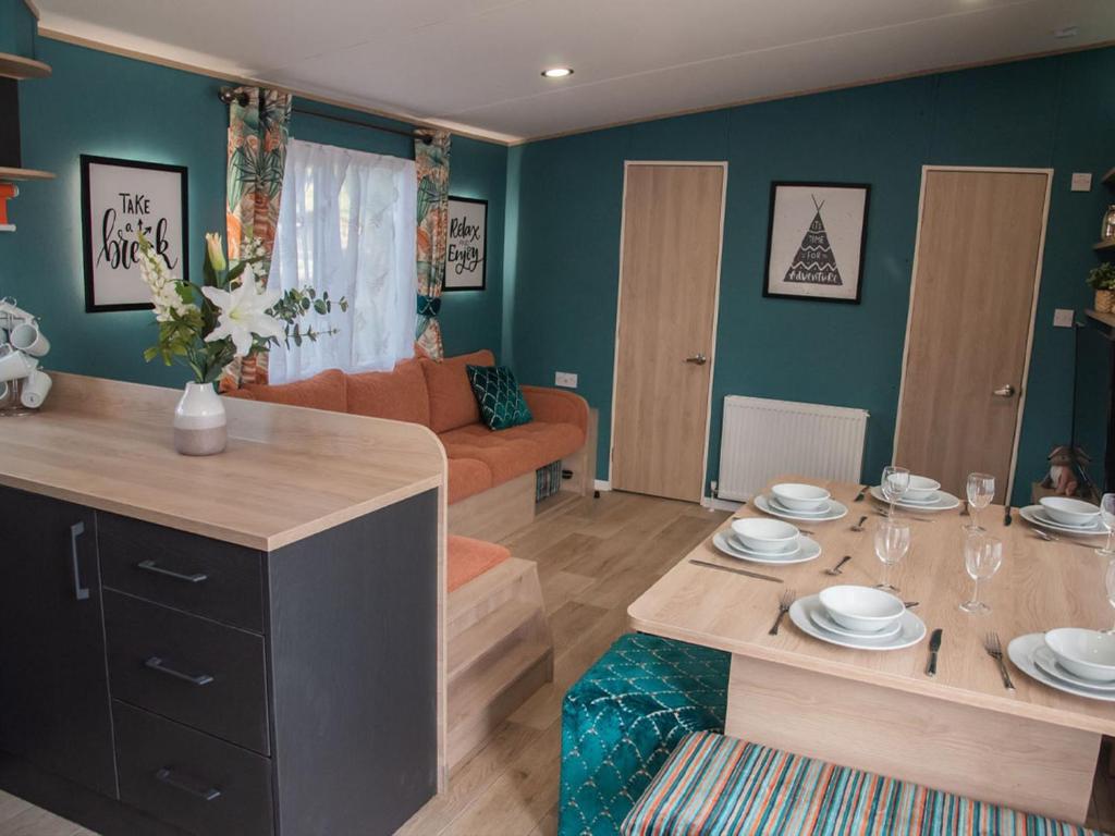 Mill Rythe Coastal Village - Burst Of Blue 8 Berth