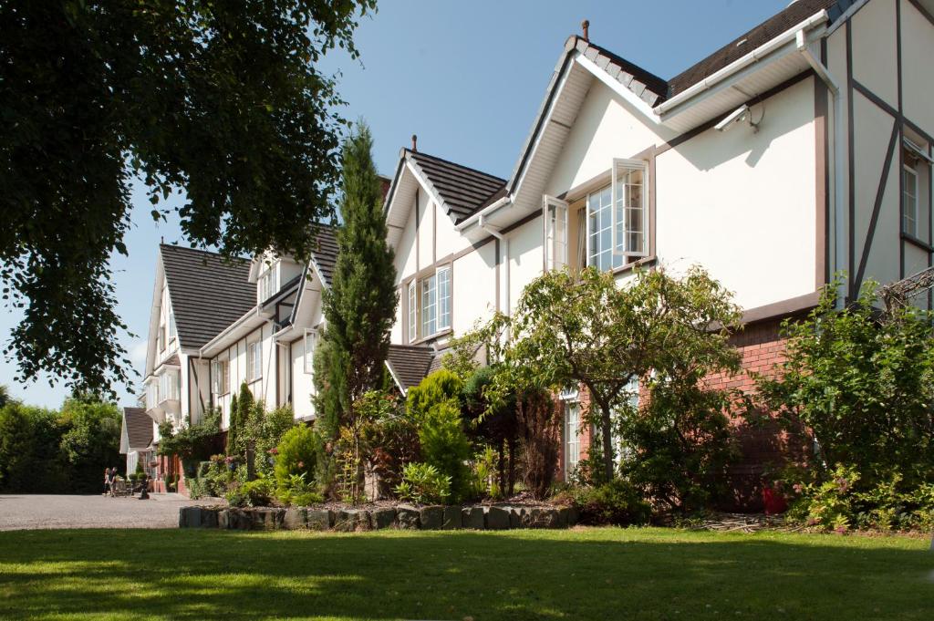 una casa con un prato davanti di Old Weir Lodge a Killarney