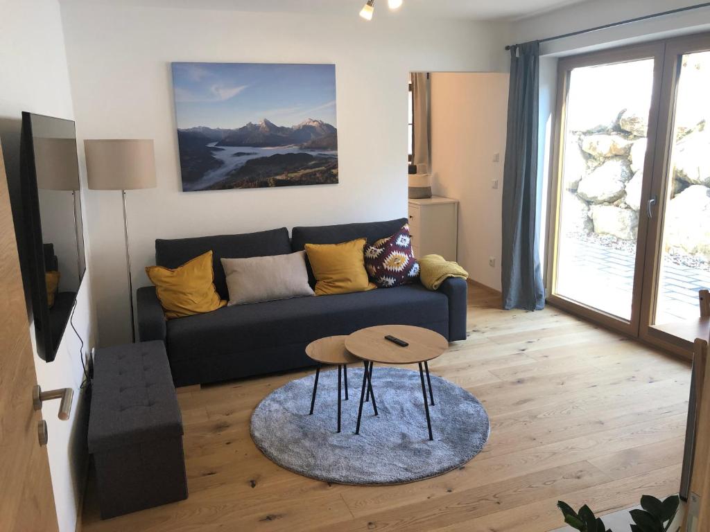 ein Wohnzimmer mit einem Sofa und einem Tisch in der Unterkunft Fewo Glücksfall in Berchtesgaden