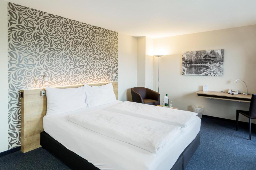 Postel nebo postele na pokoji v ubytování Aarau West Swiss Quality Hotel