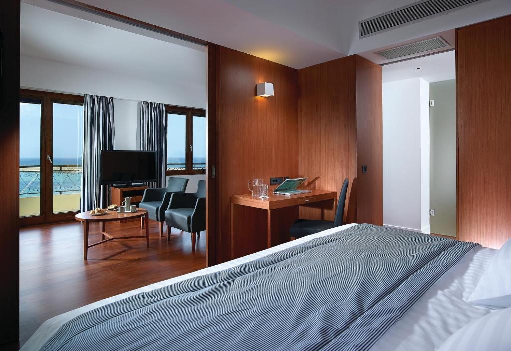 Postel nebo postele na pokoji v ubytování Porto Veneziano Hotel
