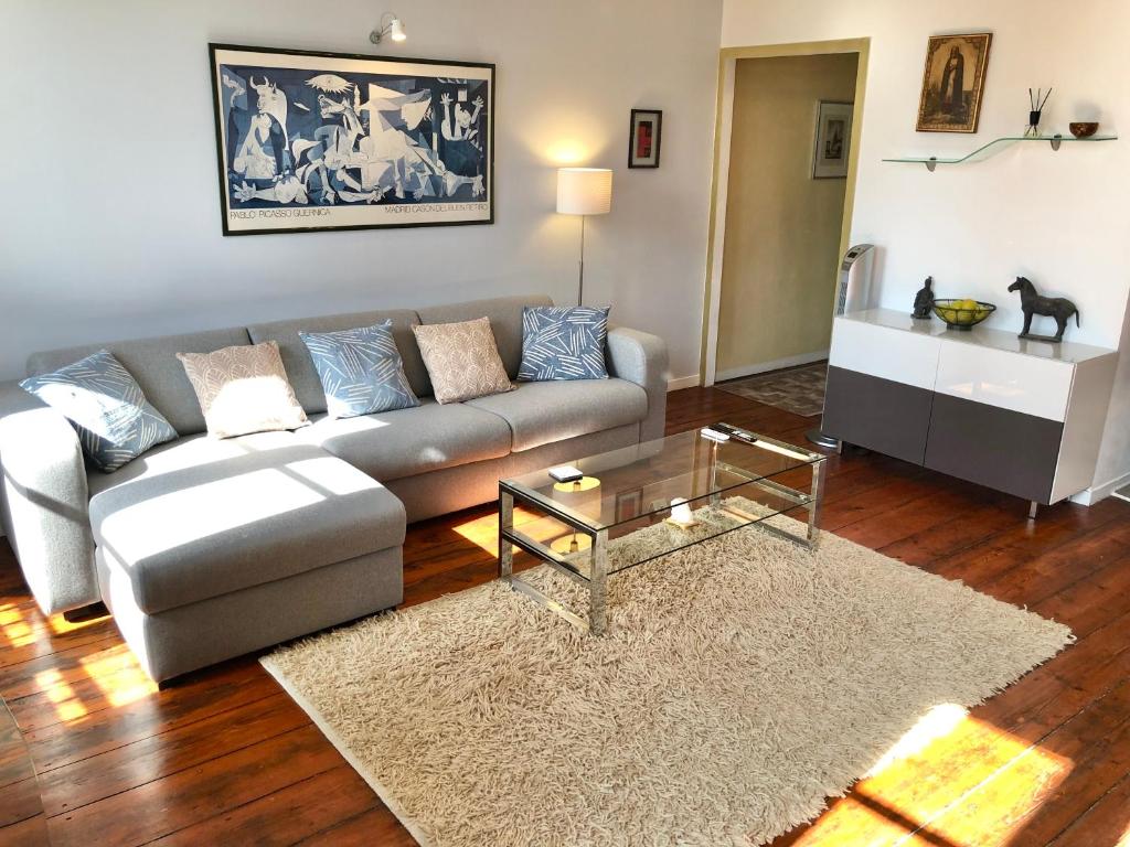 sala de estar con sofá y mesa en Bordorent Apartment, en Burdeos