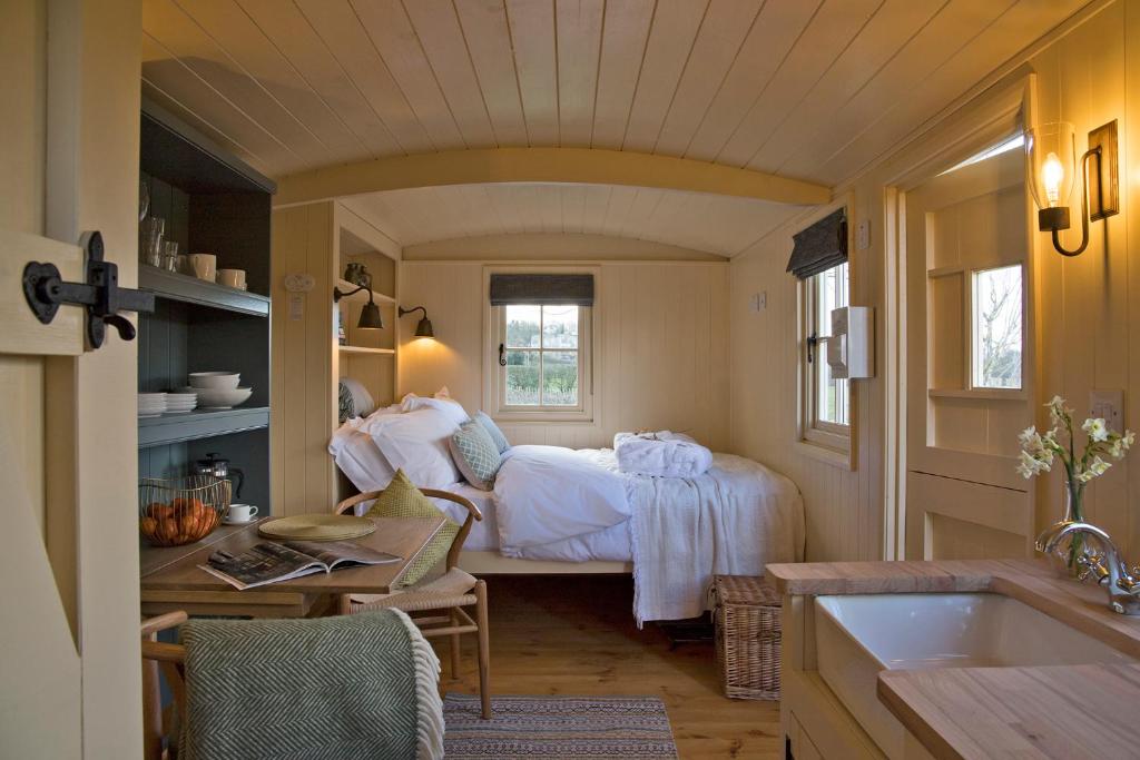 een slaapkamer met een bed en een tafel. bij The Hut in Ashbourne
