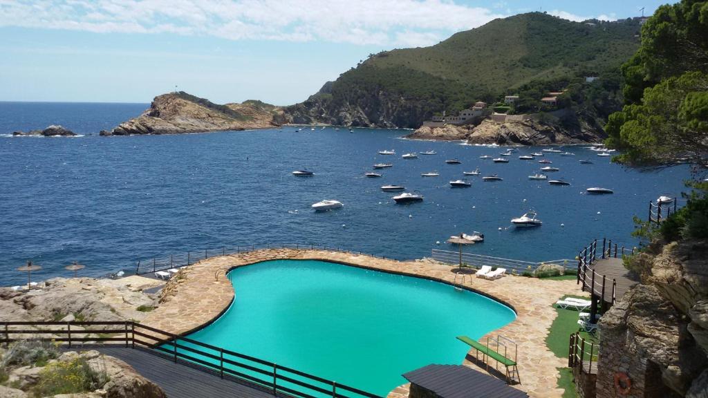 Uitzicht op het zwembad bij CAP SA SAL BEGUR primera línea de mar con terraza of in de buurt
