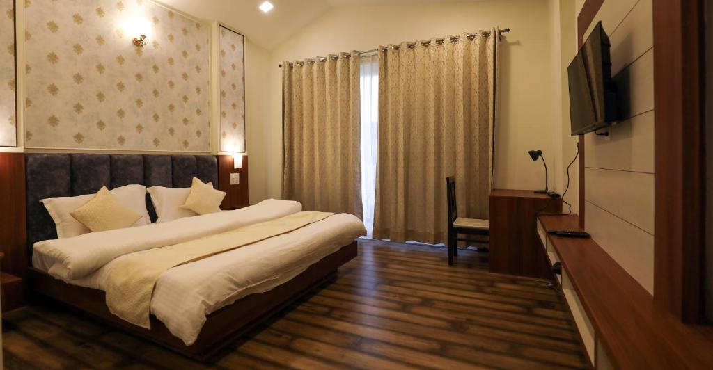 Postel nebo postele na pokoji v ubytování Hotel Le Halcyon Kasauli