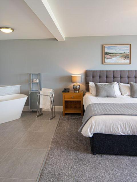 Postel nebo postele na pokoji v ubytování Gwbert Hotel