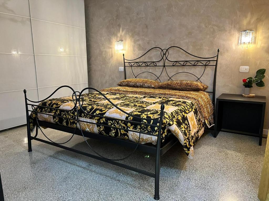 una camera da letto con letto con struttura nera di Residence Giove a Castelfranco Veneto