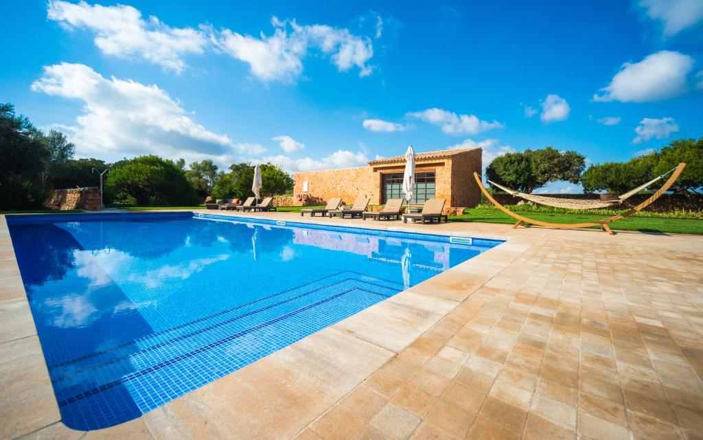 uma piscina em frente a uma casa em Bennoc Petit Hotel - Only Adults em Llucmajor