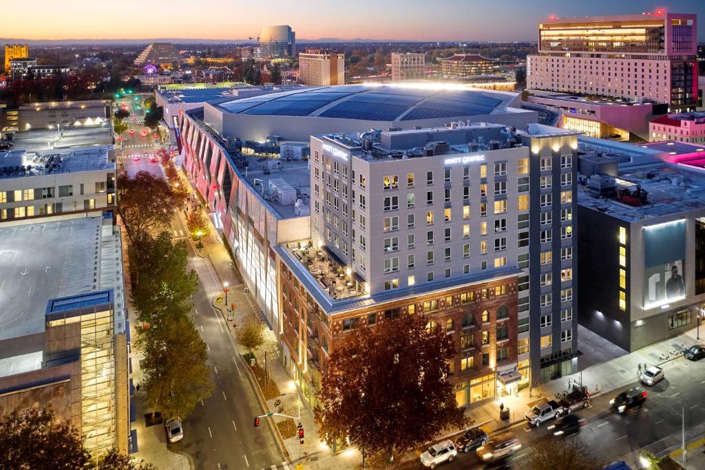 uma vista aérea de uma cidade à noite em Hyatt Centric Sacramento Downtown em Sacramento