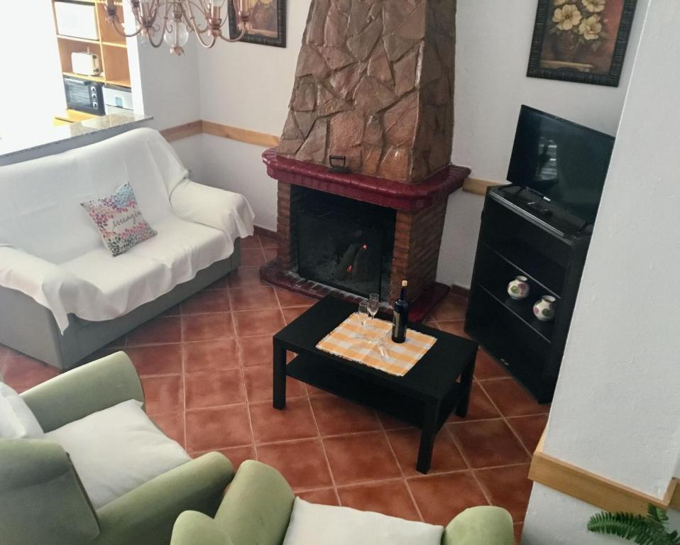 vistas panorámicas a una sala de estar con chimenea en El Rinconcito de Nadia, en Benaocaz