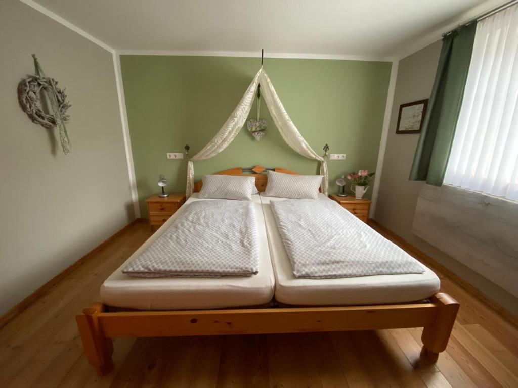 Postel nebo postele na pokoji v ubytování Gasthaus Holdermühle