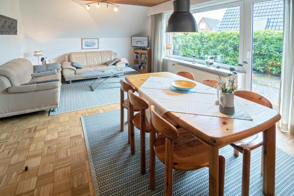 ドルヌマージールにあるFerienhaus Seesternのキッチン、リビングルーム(木製テーブル、椅子付)