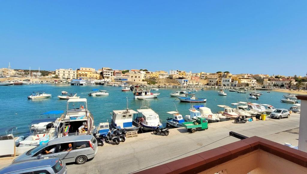 un grupo de barcos están estacionados en un puerto deportivo en Case Vacanze Porto Vecchio en Lampedusa