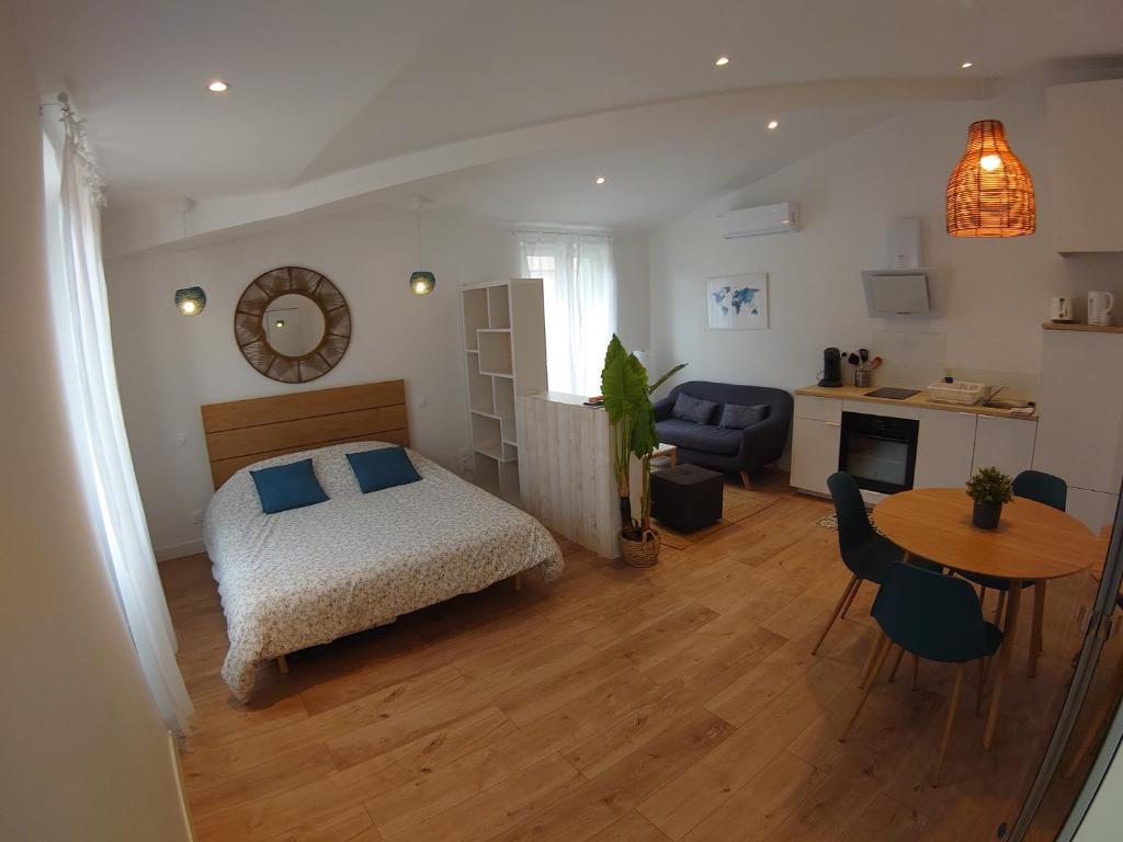 Cet appartement comprend une chambre avec un lit et un salon avec une table. dans l'établissement STUDIO Canaille, à Cassis