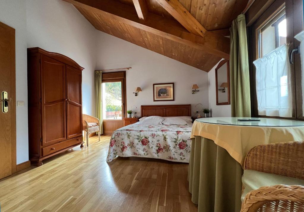 Postel nebo postele na pokoji v ubytování Hostal Rural Salazar