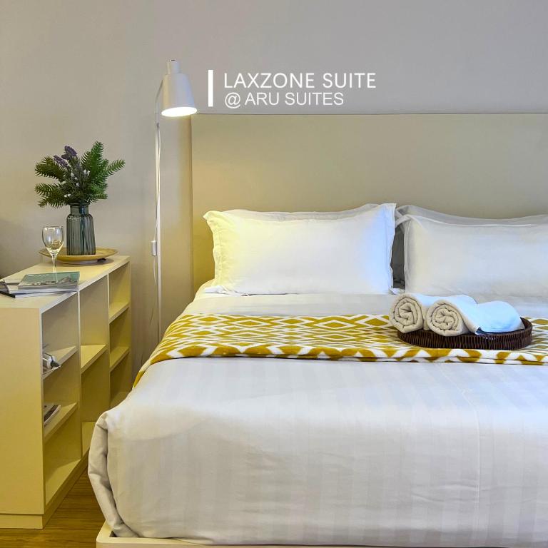 Postel nebo postele na pokoji v ubytování AruSuites Tanjung Aru Kota Kinabalu - Laxzone Suite