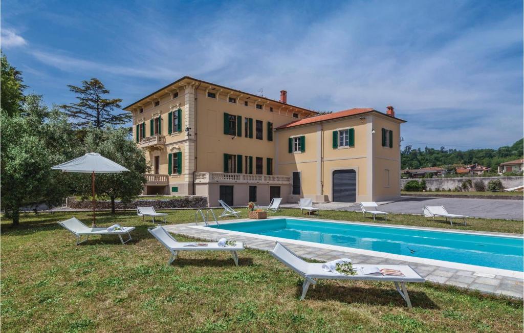 une villa avec une piscine en face d'un bâtiment dans l'établissement Villa Balbano, à Nozzano Castello