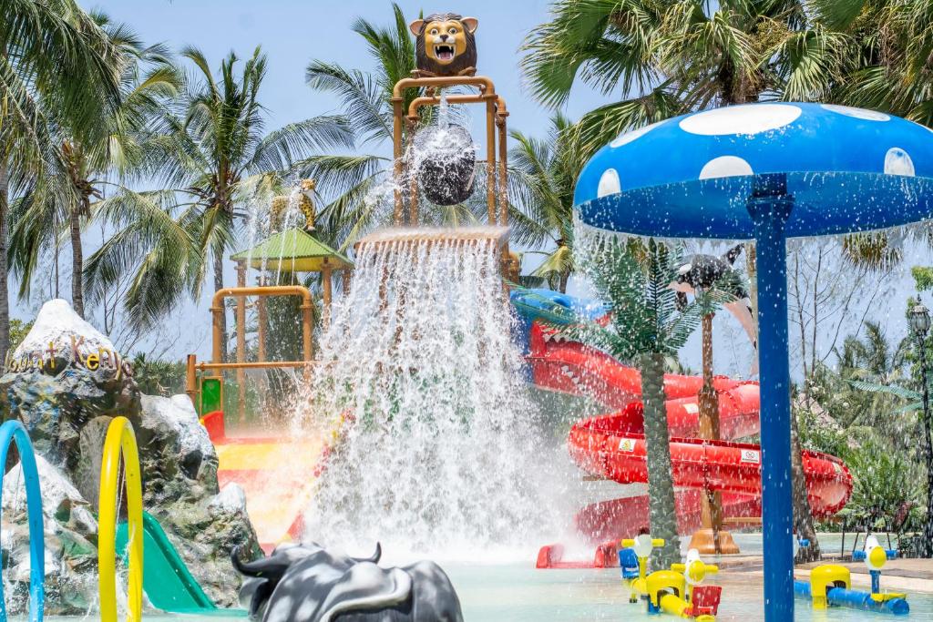 Bazén v ubytování PrideInn Paradise Beach Resort & Spa Mombasa nebo v jeho okolí