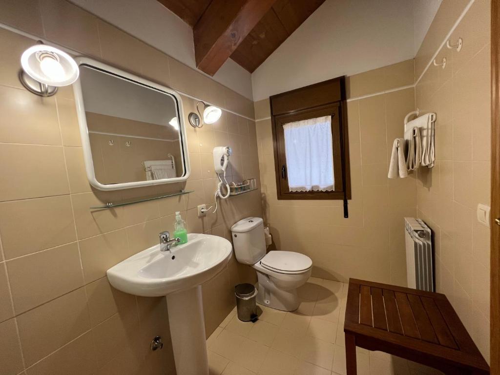 Koupelna v ubytování Hostal Rural Salazar