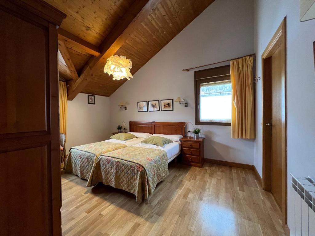 Postel nebo postele na pokoji v ubytování Hostal Rural Salazar