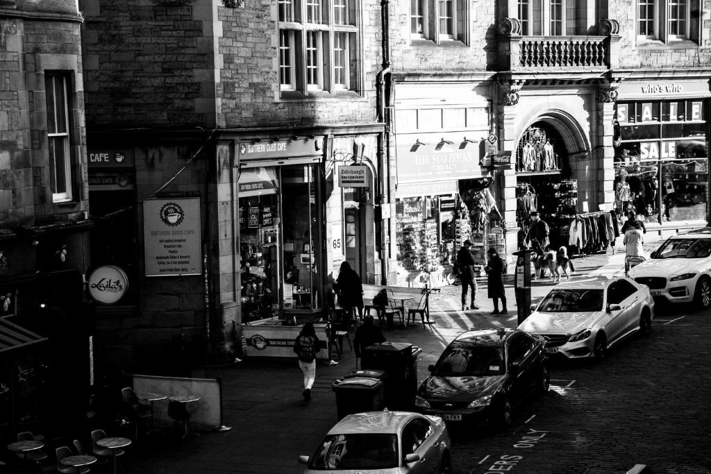 una foto in bianco e nero di una strada con auto parcheggiate di Edinburgh Backpackers a Edimburgo