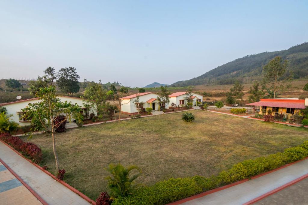 eine Luftansicht eines Hauses mit einem großen Hof in der Unterkunft At Home Prakruthi Resorts in Araku
