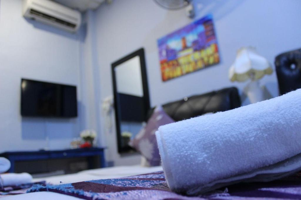 TV a/nebo společenská místnost v ubytování Ghazrin's Garuda Hotel