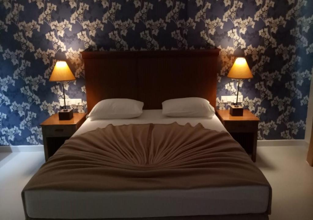 Postel nebo postele na pokoji v ubytování Garden Beach Hotel Kalutara