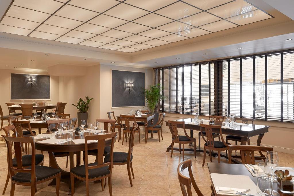 Reštaurácia alebo iné gastronomické zariadenie v ubytovaní Grand Hotel Palace