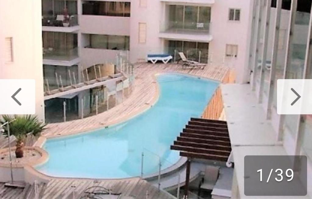 une grande piscine au milieu d'un bâtiment dans l'établissement City Flats 308, à Larnaka