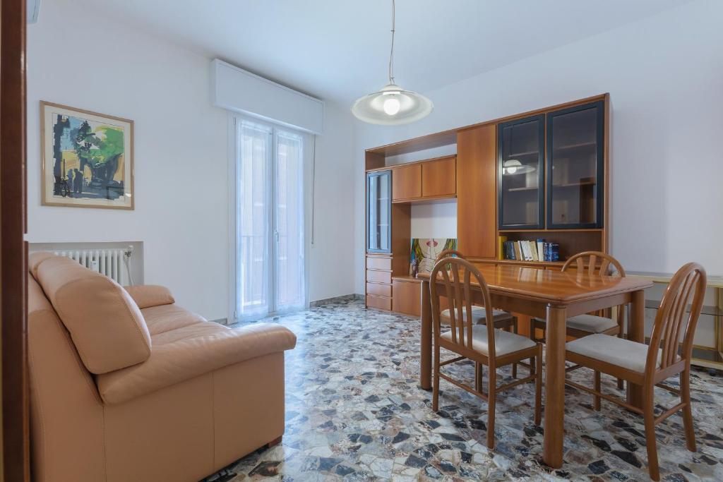 - une cuisine et une salle à manger avec une table et des chaises dans l'établissement a 500 mt dalla Certosa Apartment, à Bologne
