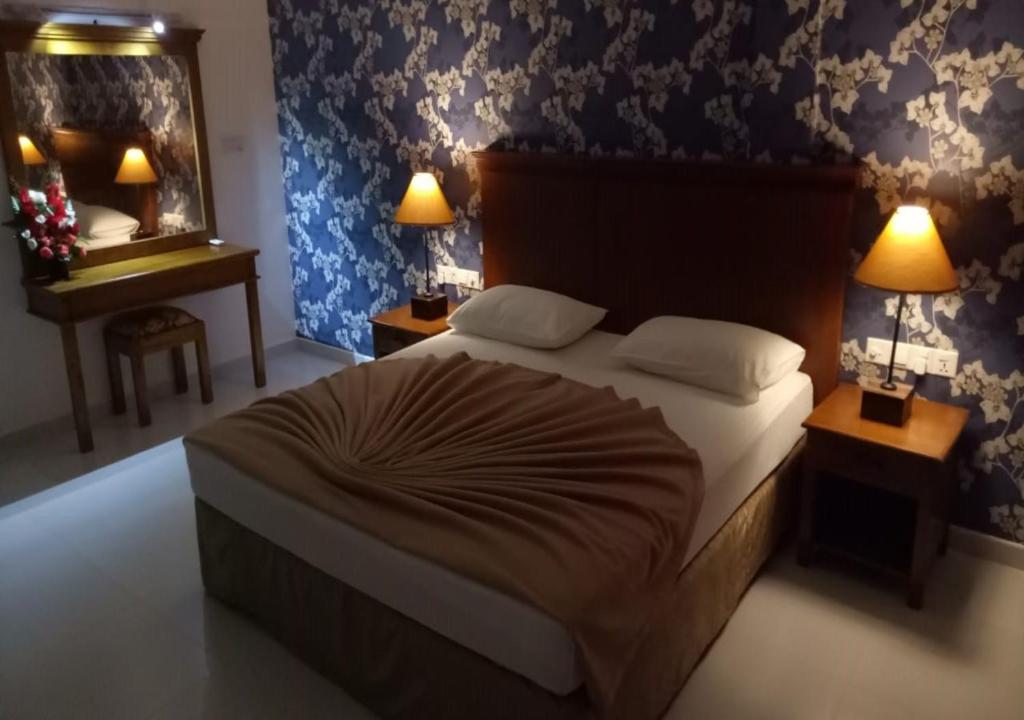 Postel nebo postele na pokoji v ubytování Garden Beach Hotel Kalutara