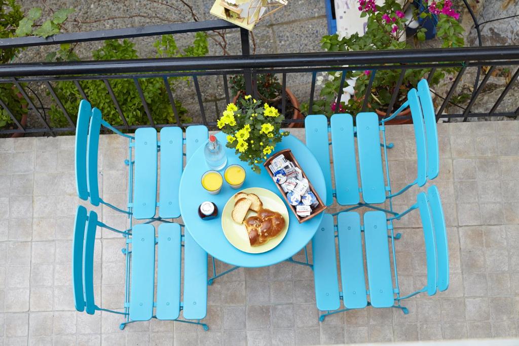 een tafel met een bord eten op een stoel bij House with Yard by the Hill in Athene