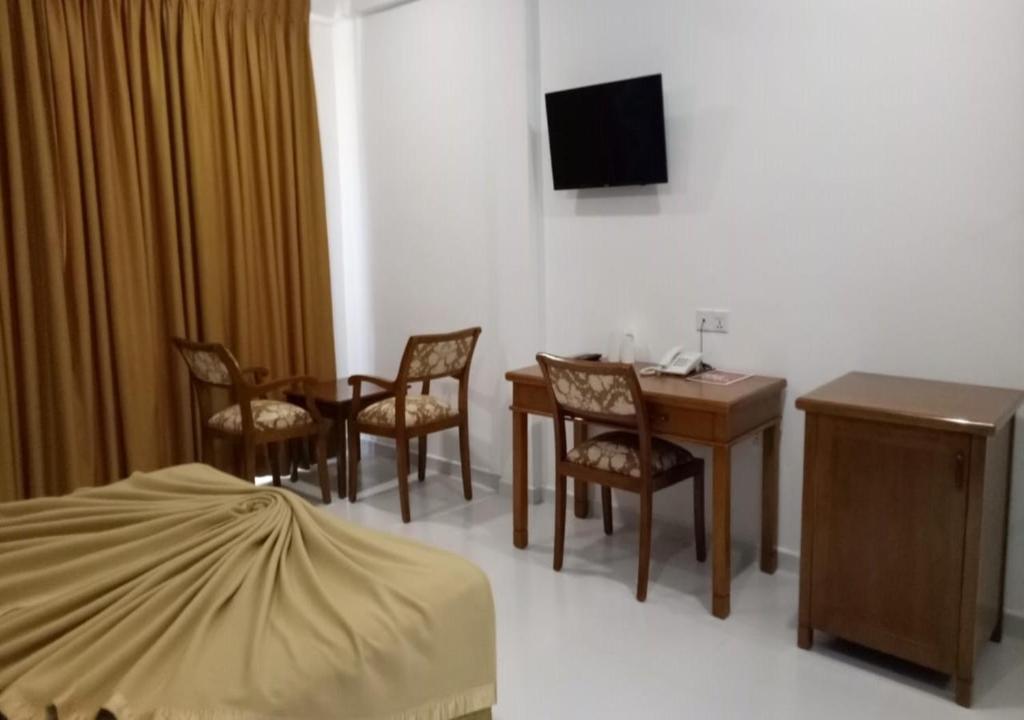 TV a/nebo společenská místnost v ubytování Garden Beach Hotel Kalutara