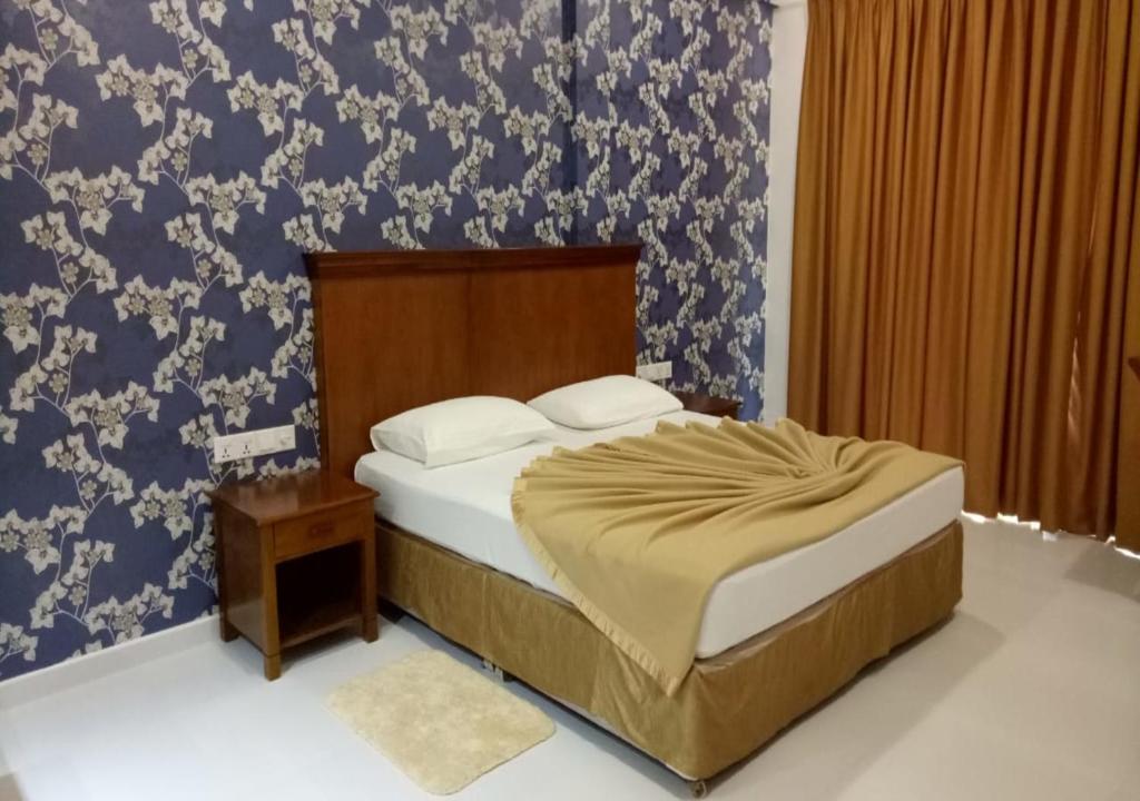 Postel nebo postele na pokoji v ubytování Garden Beach Hotel Kalutara