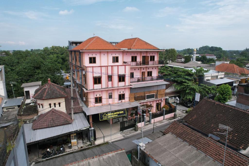 Vue de tête d'une ville avec des bâtiments dans l'établissement Homestay Kampung Inggris SYARIAH, à Pare