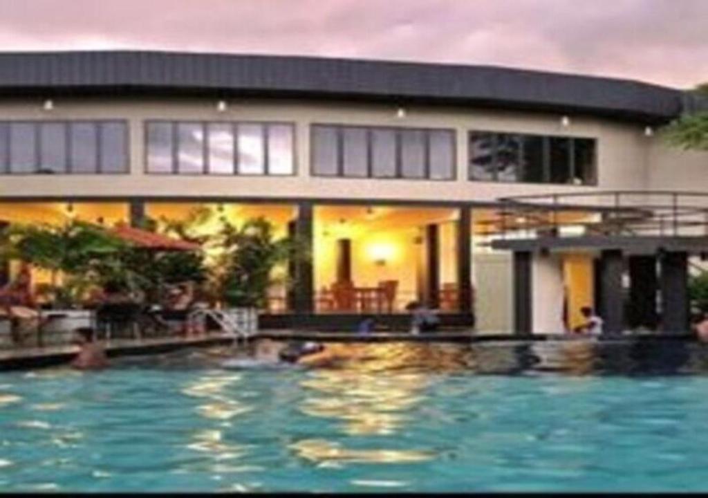 una gran piscina frente a una casa en Garden Beach Hotel Kalutara, en Kalutara