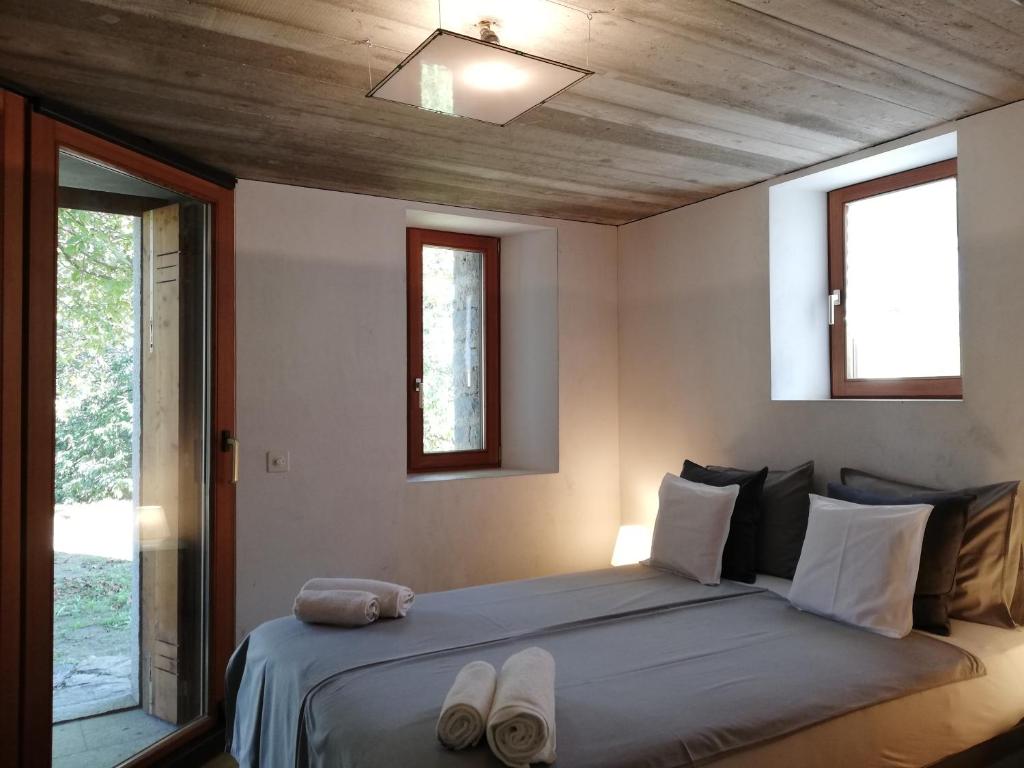 Postel nebo postele na pokoji v ubytování RUSTICO Orabino & SAUNA