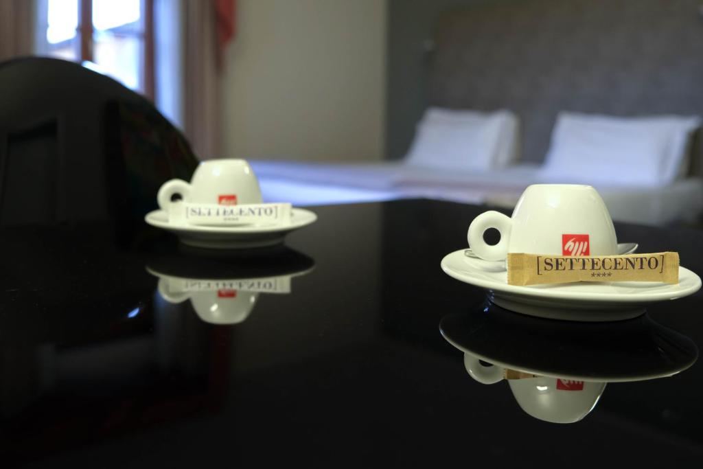 Příslušenství pro přípravu čaje a kávy v ubytování Settecento Hotel