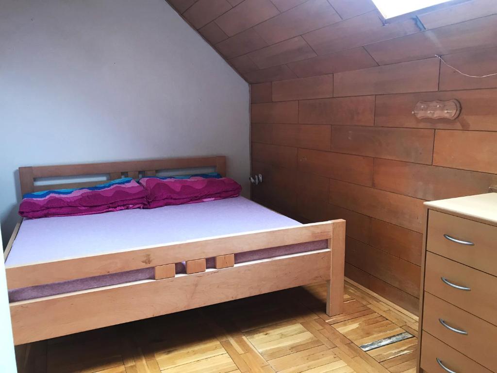 Voodi või voodid majutusasutuse Chata Svojáč toas