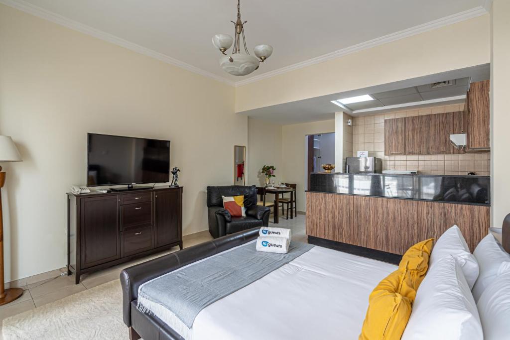 een hotelkamer met een bed en een keuken bij HiGuests - Spacious Studio With City Views Near Dubai Mall in Dubai