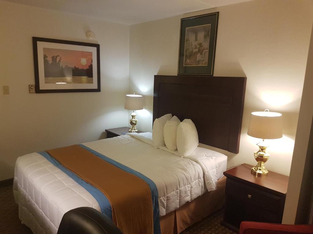 En eller flere senge i et værelse på BA Hotel
