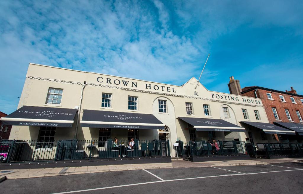 una vista frontal de un hotel marrón en una calle en The Crown Hotel Bawtry-Doncaster, en Bawtry