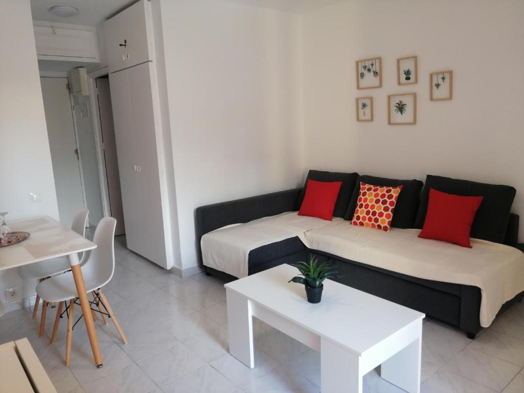 a living room with a couch and a table at Gamonal n.4 in Benalmádena