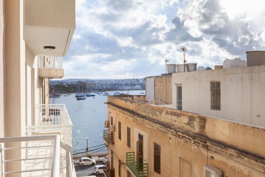 uma vista para o rio a partir de uma varanda do apartamento em Sant Antnin em Sliema