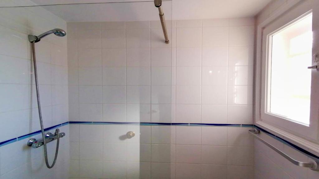 Kúpeľňa v ubytovaní VACAY Apartamento Ibiza, piscina y relax! en la Costa brava, L'Escala!