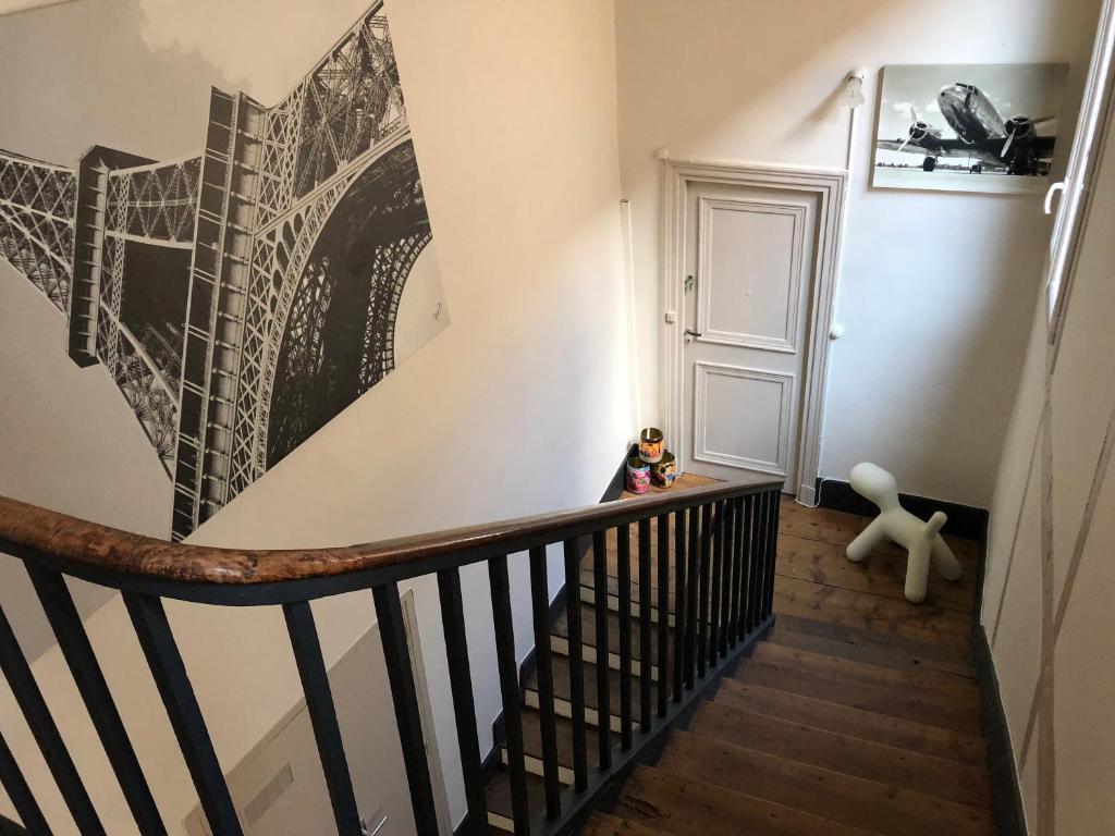 un corridoio con scala con un dipinto sul muro di A2 PAS a Lectoure